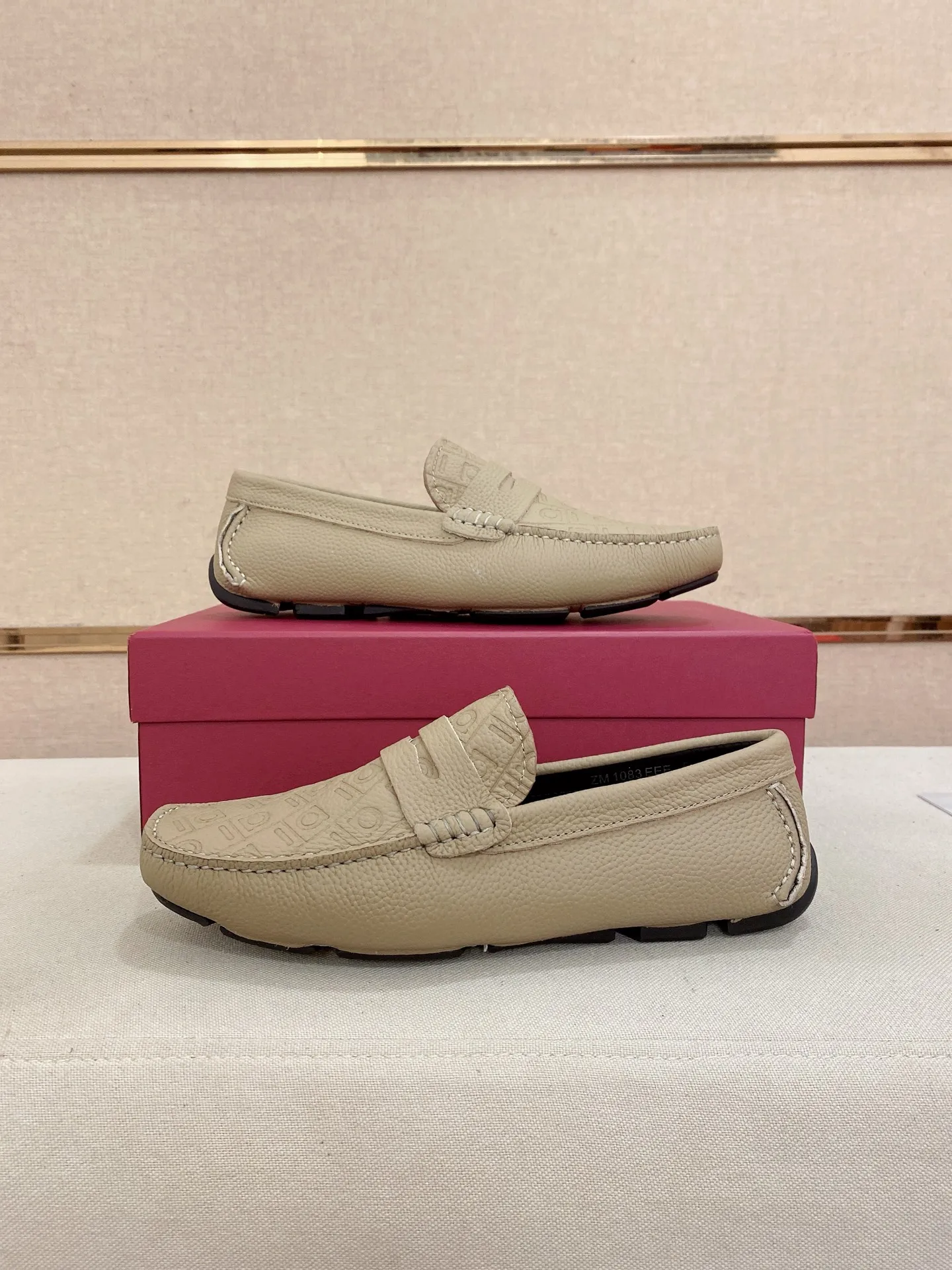 Men's shoes💰: 560💰High-end quality! Ferragamo🆕🆕Exclusive hot-selling products in stock🔥🔥New products on the shelves, high-quality Ferragamo men's pea shoes, high-end casual driving shoes, with complete packaging! 💪 💪 Material: imported first-layer pebbled cowhide 🐂 + imported high-quality water-dyed cowhide lining + wear-resistant outsole 👍🏻👍🏻 Features: high-end and comfortable, purely handmade 🚀 🚀 Create the perfect shoe that suits you best 🔥 🔥 Size: (38-44) 45 standard size can be customized!